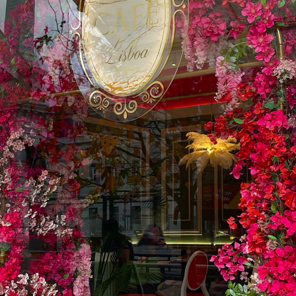 Röda och rosa blommor i ett skyltfönster